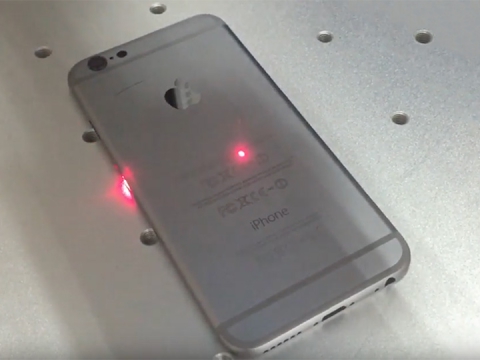 用于 iPhone 手機(jī)殼雕刻的光纖激光打標(biāo)機(jī) 用于 iPhone 手機(jī)殼雕刻的光纖激光打標(biāo)機(jī)