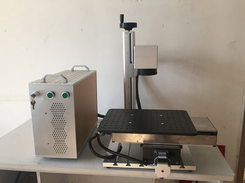 30W 帶移動工作臺的鍵盤光纖激光雕刻機 30W 帶移動工作臺的鍵盤光纖激光雕刻機