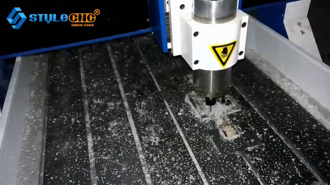 迷你數(shù)控雕刻機正在制作廣告用丙烯酸樹脂 迷你數(shù)控雕刻機正在制作廣告用丙烯酸樹脂